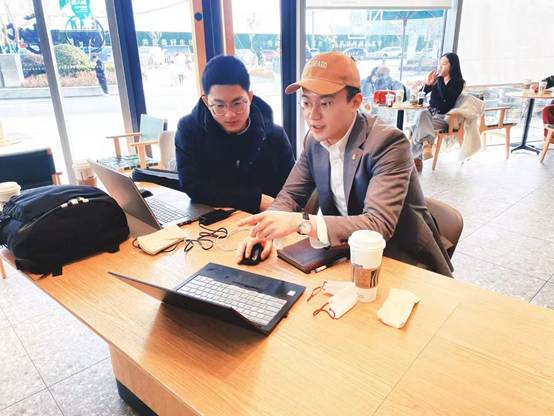 图片包含 桌子, 男人, 窗户, 笔记本AI 生成的内容可能不正确。